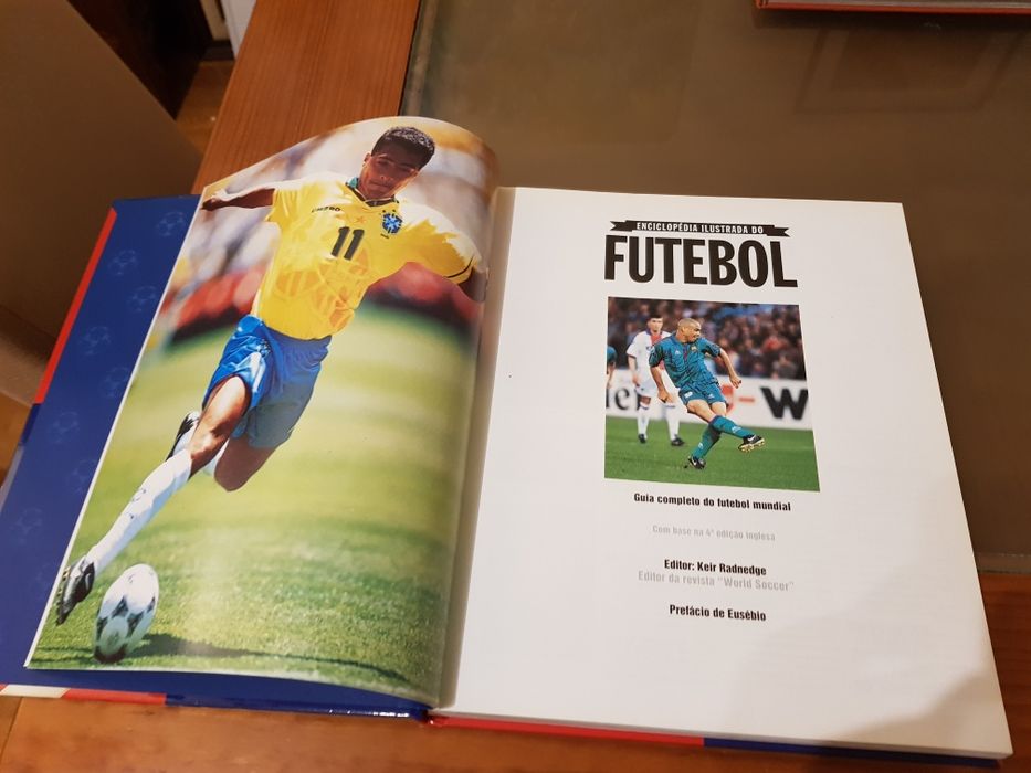 Guia Completo do futebol mundial com prefácio de Eusébio