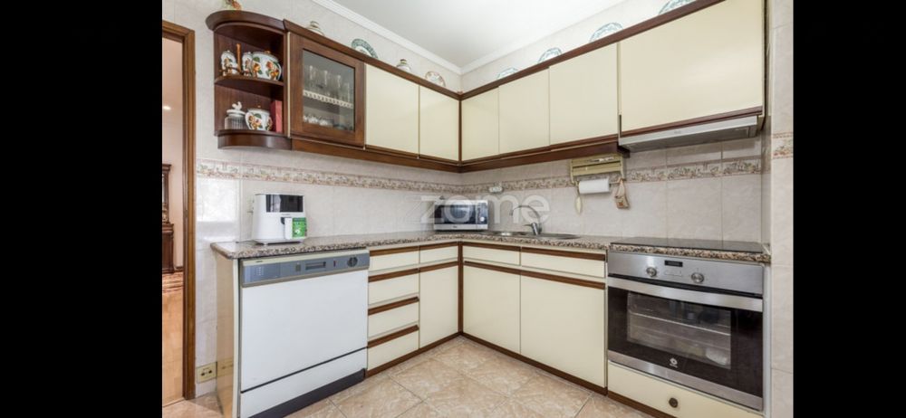 Cozinha completa com pedra em L – Estilo clássico e funcional