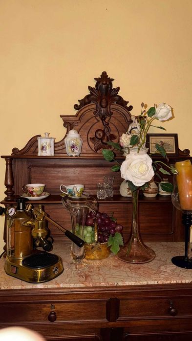 Móvel em madeira de casquinha com tampo em mármore