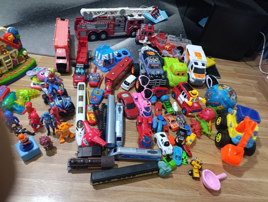 Mega Lote de Brinquedos – Carros, Comboios, Bonecos e Muito Mais!