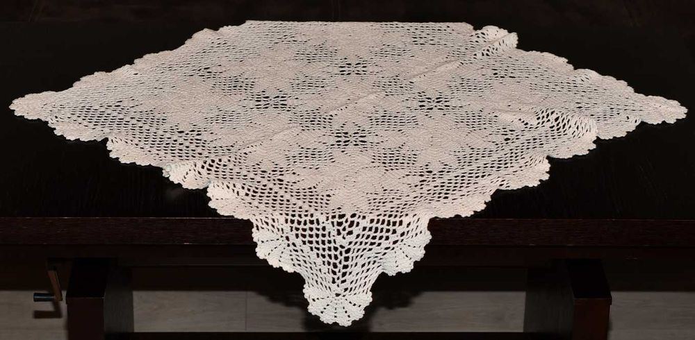 Obrus szydełkowy kwadratowy 75 cm