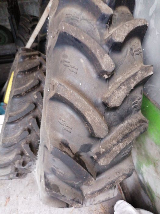 opony z felgami John Deere 380/85 R28 sprzedam przyczepkę