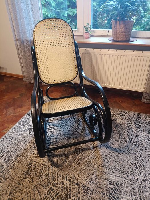 fotel drewniany na biegunach