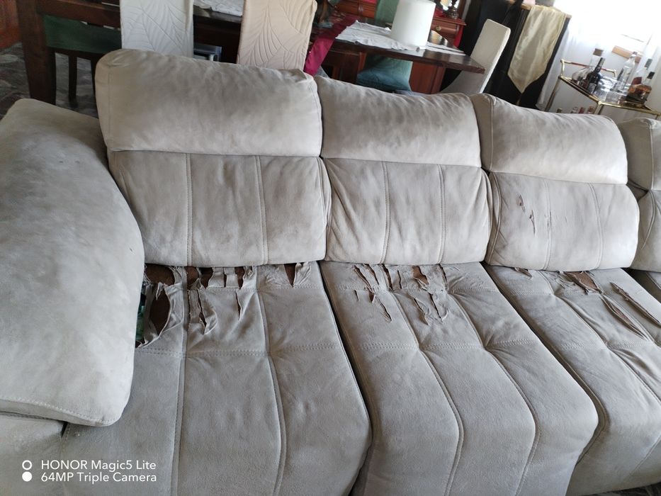 Sofás ofereço a queira. Pode. Se estufar tem dois anos foi o cao