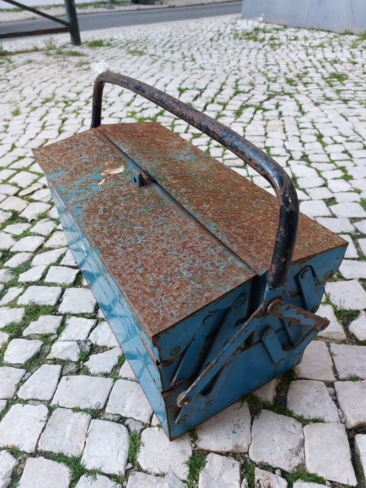 Antiga caixa de ferramentas em metal 

Largura - 45cm
Lateral - 25cm
A