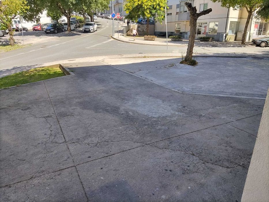 Loja à venda comercial situado em zona central, com grande movimento e excelente visibilidade na cidade de Viseu. Venda particular