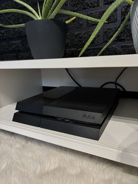 Konsola ps4 fat 2 pady oklablowanie i 10 gier
