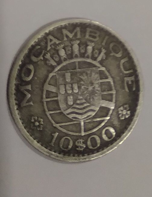 Diversas moedas antigas de Moçambique