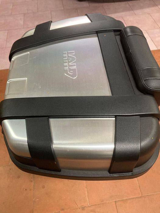 Top CaseTop case Givi como novo . Tem a base preparada para montar em Honda África Twin