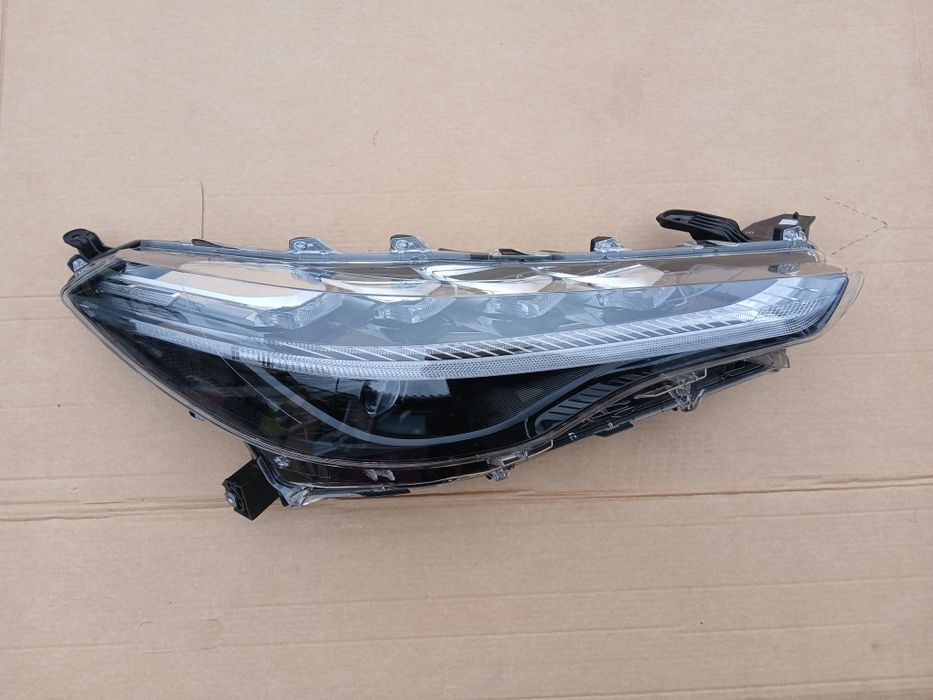 Lampa przednia prawa TOYOTA COROLLA CROSS