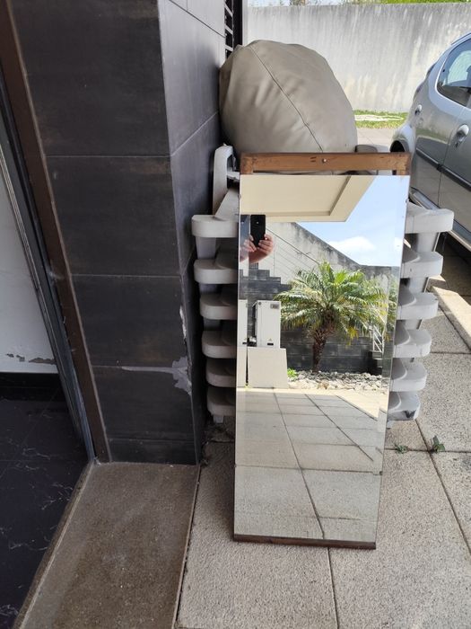 Espelho de parede com estrutura em madeira