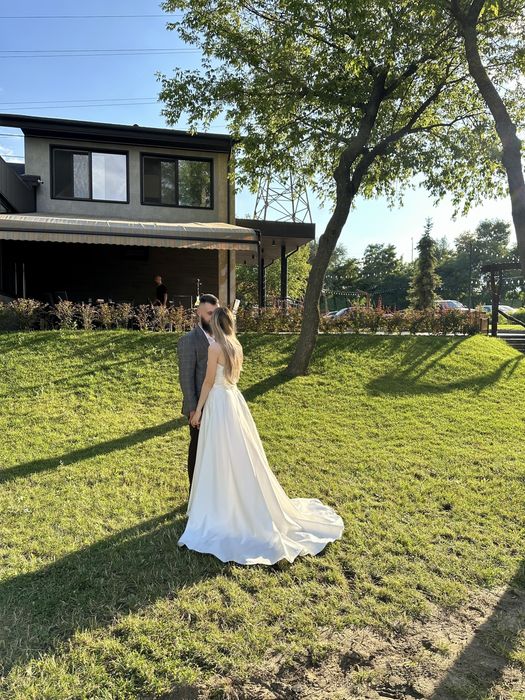 Весільна сукня атласна зі шлейфом