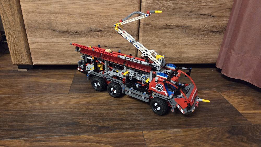 LEGO 42068 Technic 2w1 Pojazd straży pożarnej