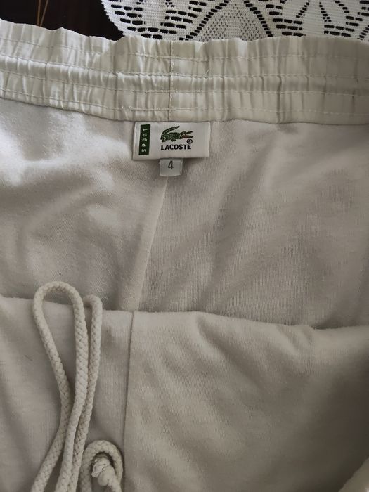 Calções Lacoste (tamanho 4 equivalente M/L)