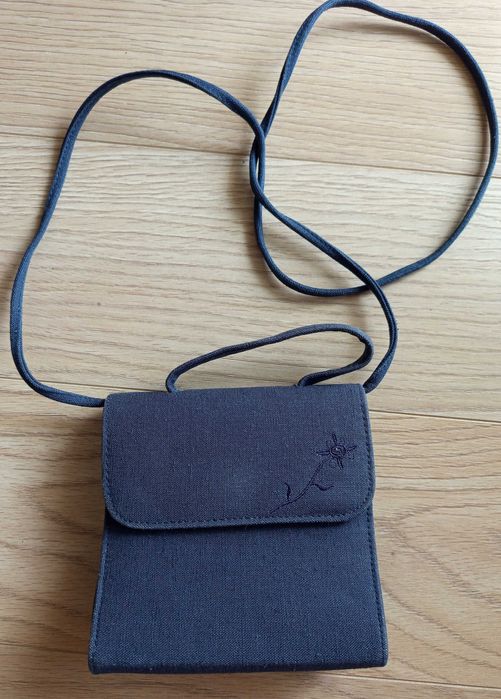 Mała granatowa torebka