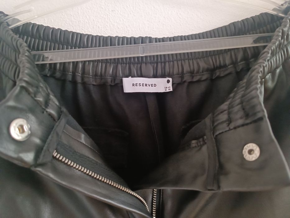 Spodnie imitujące skórę