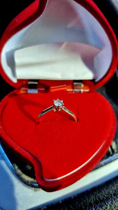 Pierscionek zareczynowy