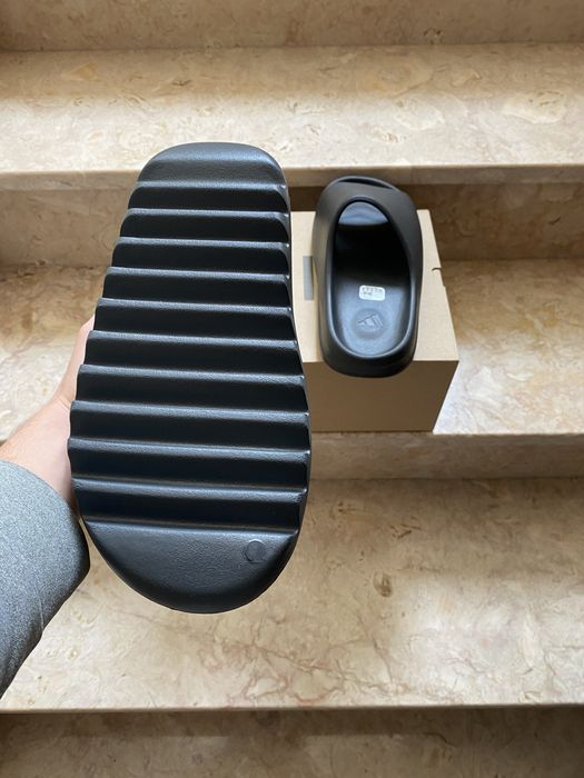 Yeezy slide “Onyx” 43