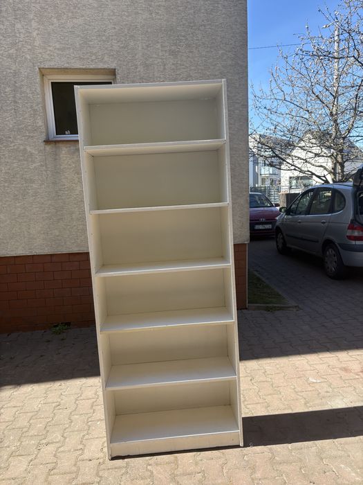 Sprzedam wysokie szafki/regały w kolorze białym.