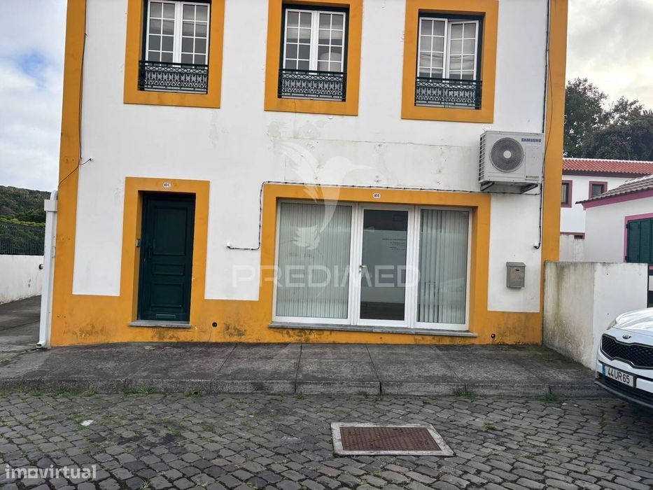 Arrenda-Se Espaço Comercial No Centro Da Praia Da Vitória