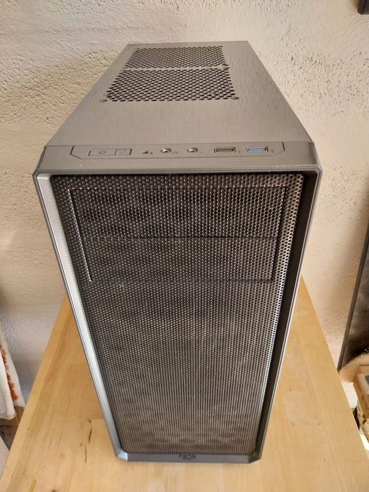 Torre Fractal Design Focus G cinza/preta