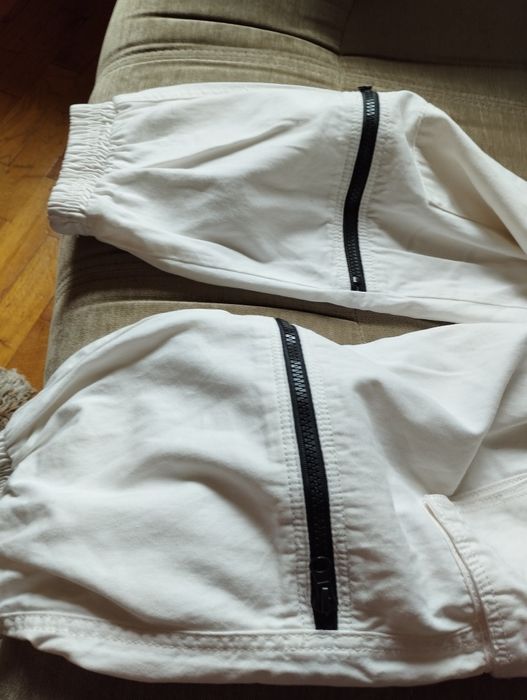 Bershka białe dżinsy typu baggy joggers, rozmiar 34