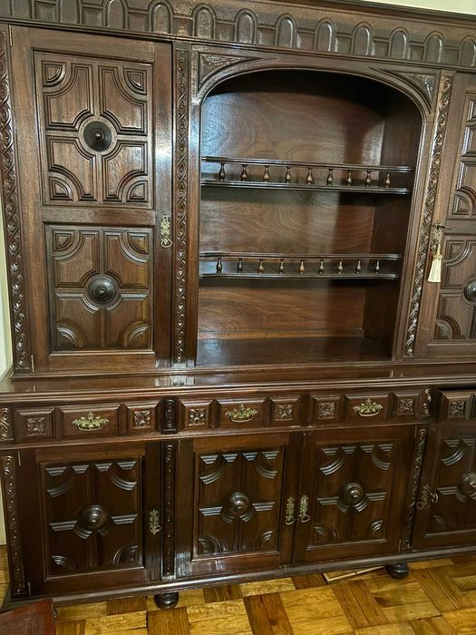 Conjunto Sala de Jantar Antigo – Mesa, Cadeiras e Aparador