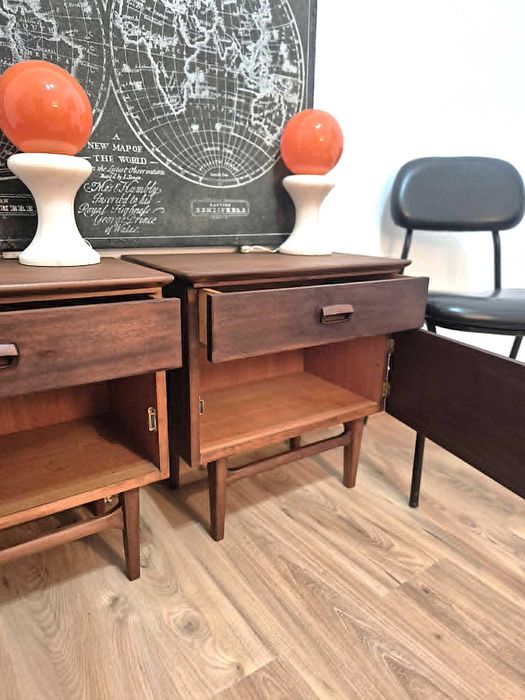 Mesa de Cabeceira Olaio / Mesa de Apoio / Vintage / Anos 60-70 / Movel / Quarto