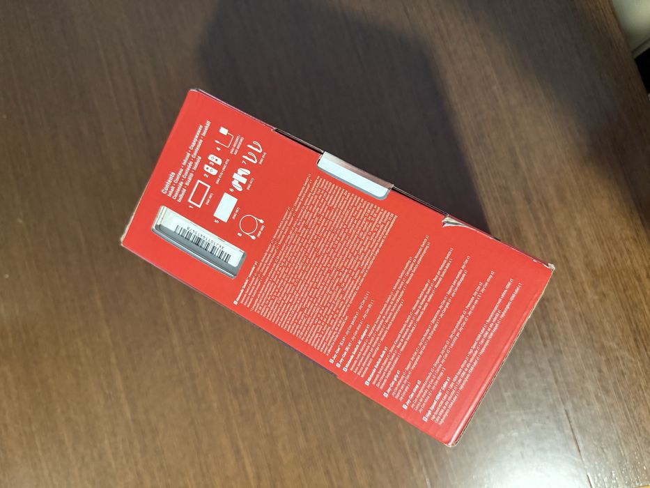 Vendo Nintendo Switch clássica com comandos Joy-Con azul e vermelho, em estado novo.