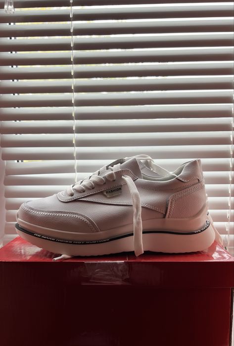 Жіночі кросівки 37 розміру