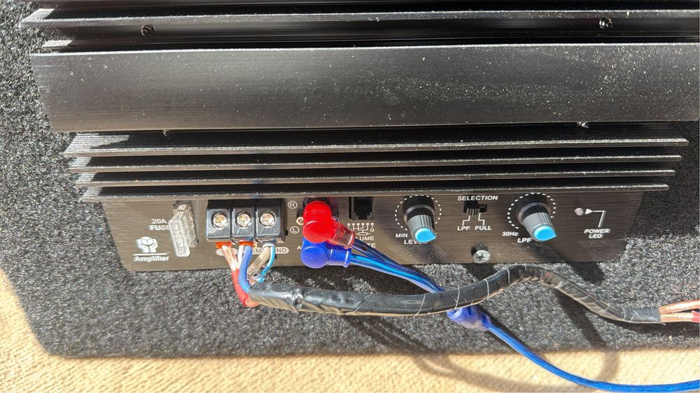 Caixa som automotivo amplificada