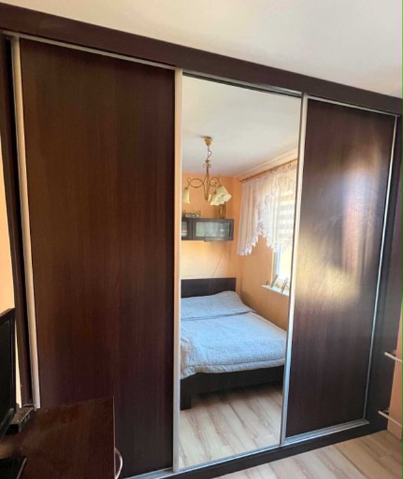 Szafa przesuwna z lustrem 264x257 cm – bardzo pojemna