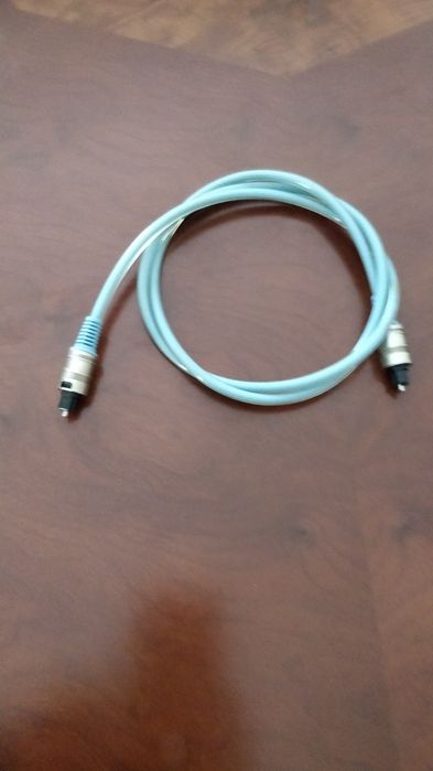 Vários cabos. Coaxial, RCA e ótico
