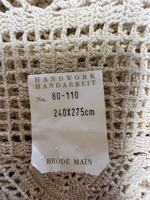 Ажурна в'язана скатертина ручної роботи