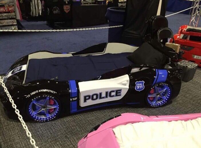 Детская кровать машина.