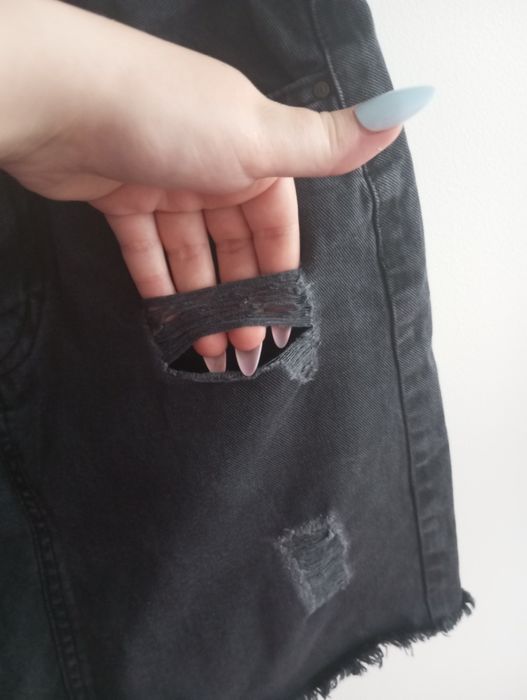 Czarna spódniczka z dziurkami