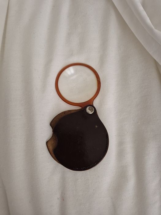 Elegante lupa de bolso antiga, dobrável, com capa protetora em pele legítima (cabedal)