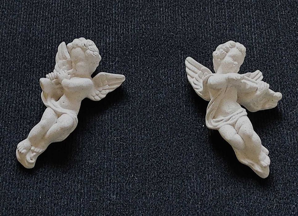 Par de anjos músicos em gesso imitação pedra