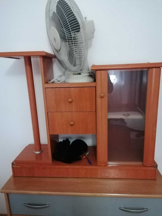 comoda , 2 mesas cabeceira e movel em cima da comoda