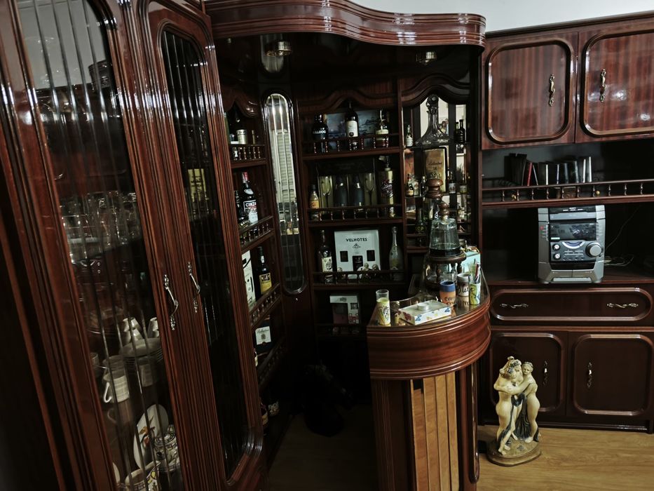 Móvel de Sala em Mogno com Bar, Cristaleira