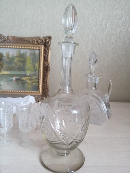 Старинные графины, рюмки.