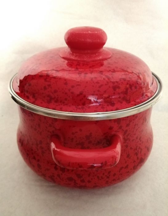 Кастрюля красная с вкраплениями, Сербия