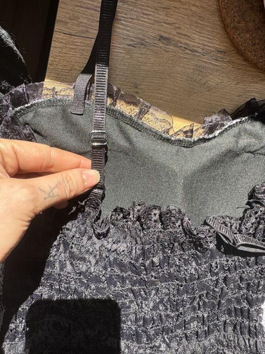 Czarny top na ramiączkach