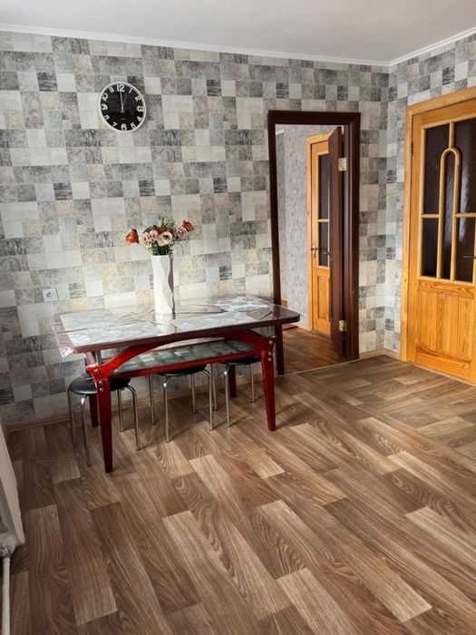 Хостил 24/7 подобово по часово