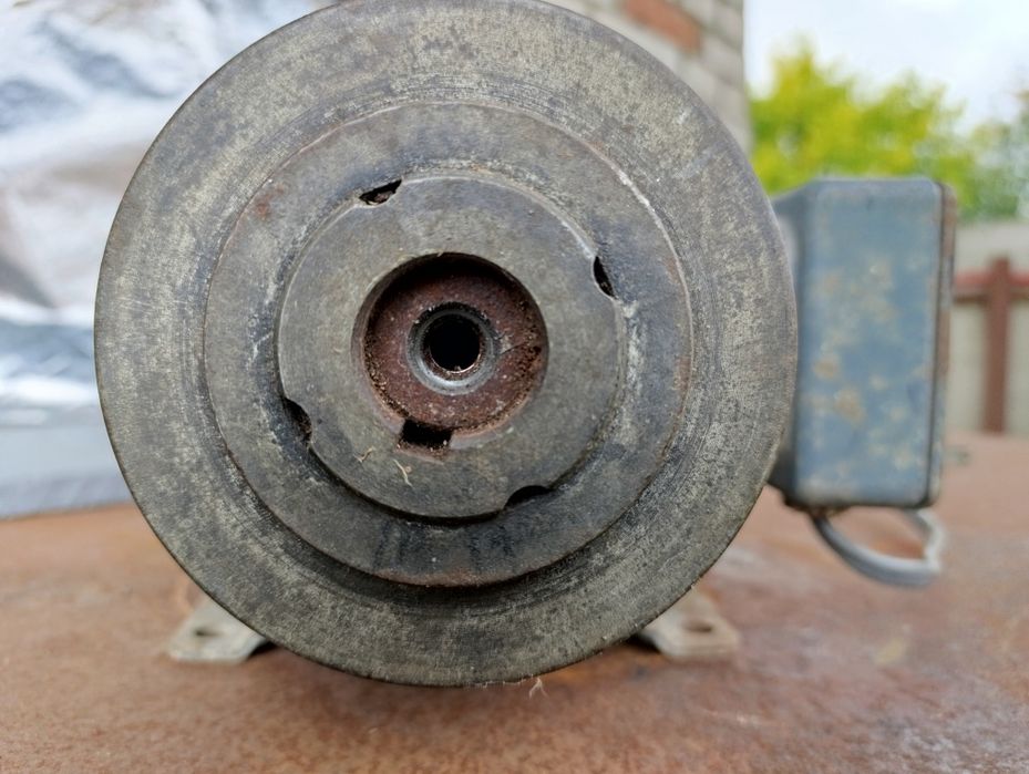 Електродвигун з регулюємим шківом