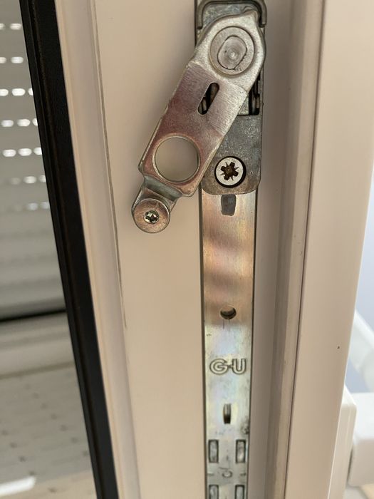 Janela de PVC 84mm CORTIZO c/estore e rede mosquiteira