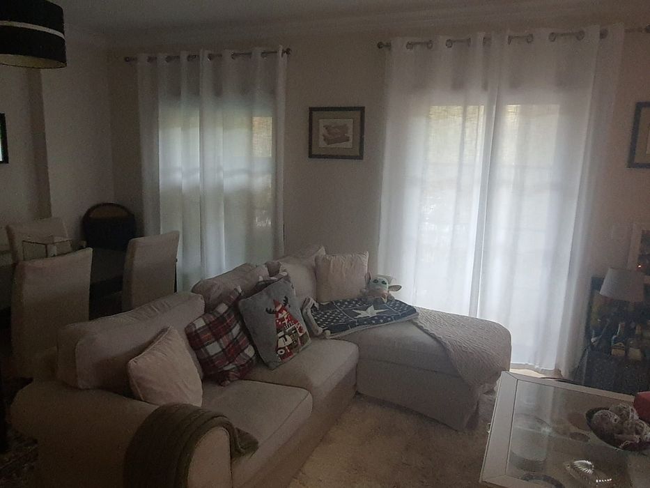 Oferta de Tapete BAIXA de PREÇO Sofá + Mesa de Jantar Extensivel + 4 cadeiras + 4 capas + 1 Mesa de Centro