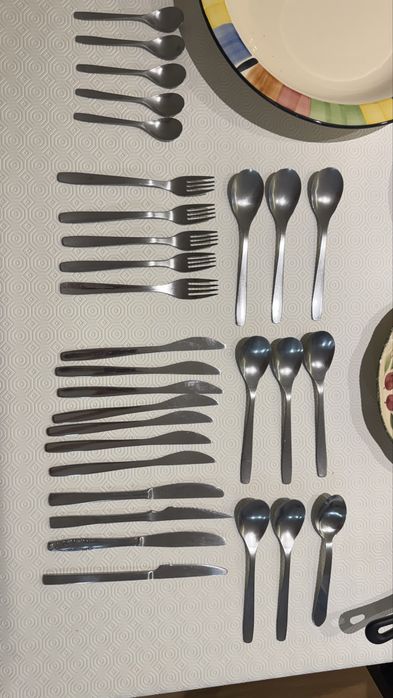 Conjunto de Pratos, talheres, tacho e pucara