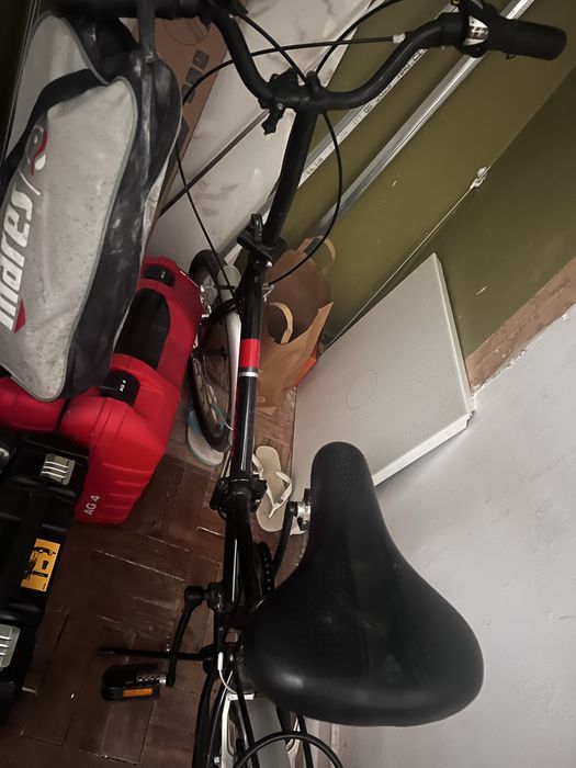 Bicicleta dubravel preta e vermelha