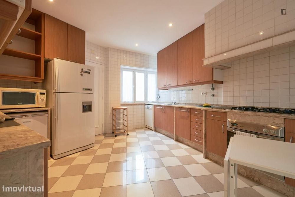 Quarto - localizado em Arroios Lisbon